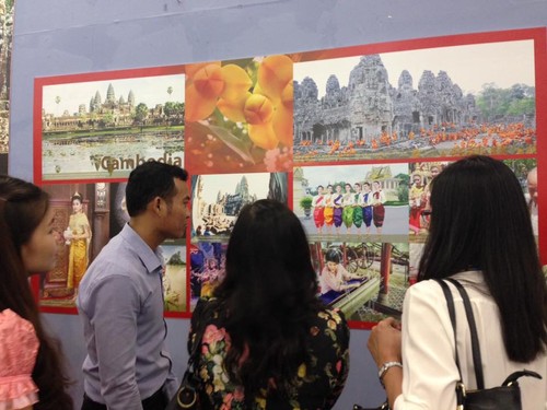 งานนิทรรศการ“อาเซียน-สีสันวัฒนธรรม”ในกรุงฮานอย - ảnh 2
