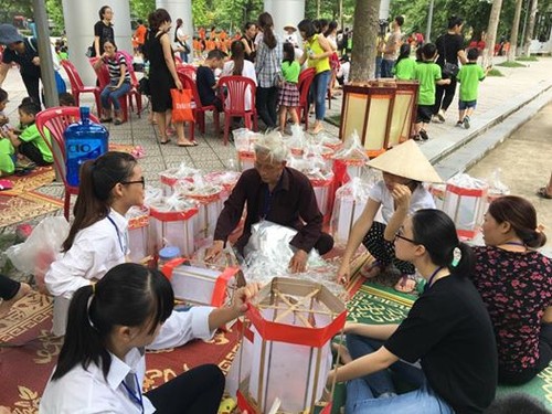 กิจกรรมฉลองเทศกาลไหว้พระจันทร์ให้แก่เด็กที่พิพิธภัณฑ์ชาติพันธุ์เวียดนาม - ảnh 2