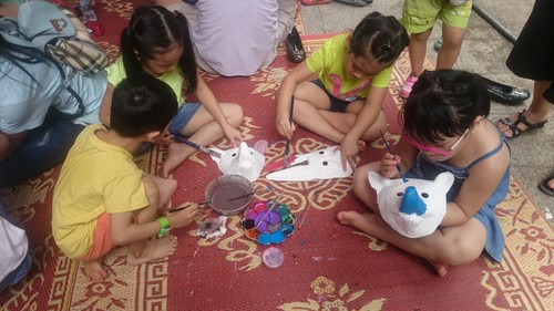 กิจกรรมฉลองเทศกาลไหว้พระจันทร์ให้แก่เด็กที่พิพิธภัณฑ์ชาติพันธุ์เวียดนาม - ảnh 1