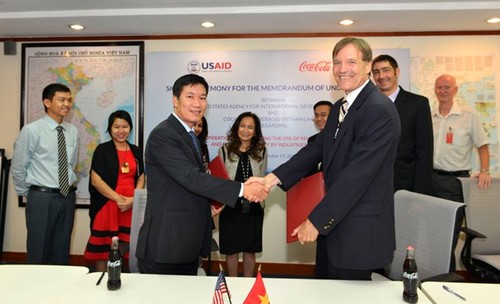 USAIDและโคคาโคล่าผลักดันการใช้พลังงานหมุนเวียนในเวียดนาม - ảnh 1