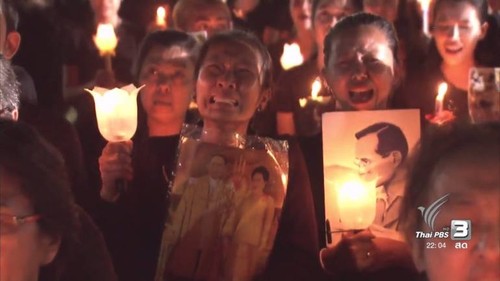 ภาพที่งดงาม ณ สนามหลวง ชาวไทยร่วมร้อง "เพลงสรรเสริญพระบารมี"  - ảnh 2