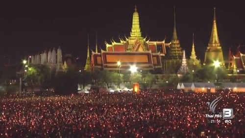 ภาพที่งดงาม ณ สนามหลวง ชาวไทยร่วมร้อง "เพลงสรรเสริญพระบารมี"  - ảnh 3