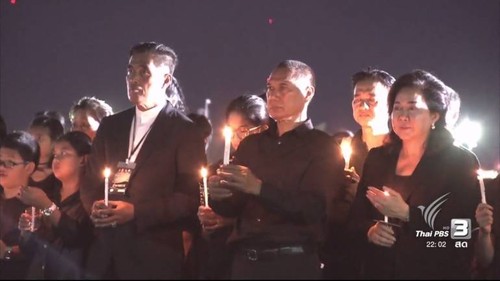 ภาพที่งดงาม ณ สนามหลวง ชาวไทยร่วมร้อง "เพลงสรรเสริญพระบารมี"  - ảnh 4