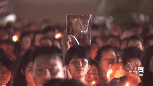 ภาพที่งดงาม ณ สนามหลวง ชาวไทยร่วมร้อง "เพลงสรรเสริญพระบารมี"  - ảnh 6