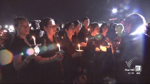ภาพที่งดงาม ณ สนามหลวง ชาวไทยร่วมร้อง "เพลงสรรเสริญพระบารมี"  - ảnh 8