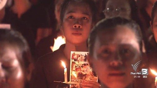 ภาพที่งดงาม ณ สนามหลวง ชาวไทยร่วมร้อง "เพลงสรรเสริญพระบารมี"  - ảnh 9
