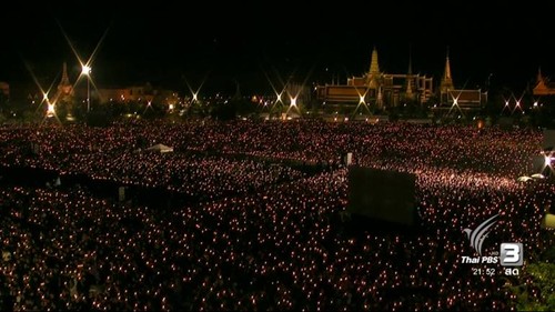 ภาพที่งดงาม ณ สนามหลวง ชาวไทยร่วมร้อง "เพลงสรรเสริญพระบารมี"  - ảnh 10