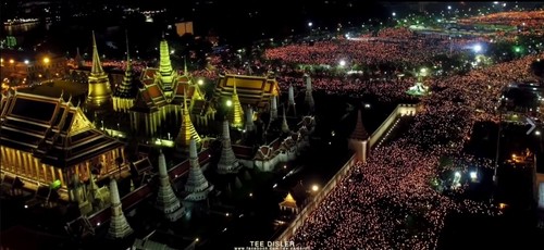 ภาพที่งดงาม ณ สนามหลวง ชาวไทยร่วมร้อง "เพลงสรรเสริญพระบารมี"  - ảnh 1