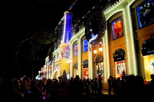 บรรยากาศฉลองเทศกาลคริสต์มาสในกรุงฮานอย - ảnh 13