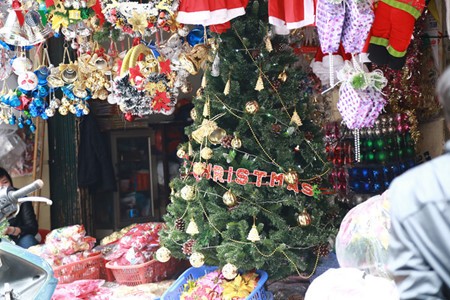 บรรยากาศฉลองเทศกาลคริสต์มาสในกรุงฮานอย - ảnh 3