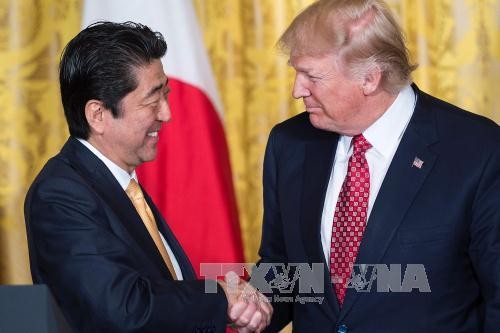 สหรัฐและญี่ปุ่นเห็นพ้องที่จะส่งเสริมความร่วมมือเพื่อรับมือกับภัยคุกคามจากเปียงยาง - ảnh 1