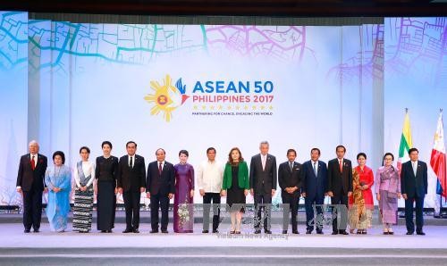 นายกรัฐมนตรีเวียดนามเข้าร่วมการประชุมผู้นำอาเซียนครั้งที่30 ณ ประเทศฟิลิปปินส์ - ảnh 1