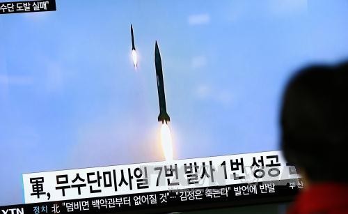 ปี2017:  ก้าวเดินถอยหลังของความพยายามปลดอาวุธนิวเคลียร์บนคาบสมุทรเกาหลี - ảnh 2