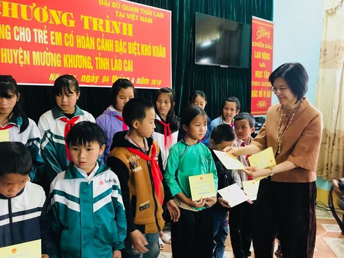 อัครราชทูตไทยประจำกรุงฮานอยมอบทุนการศึกษาให้แก่เด็กด้อยโอกาสในจังหวัดลาวกาย - ảnh 1