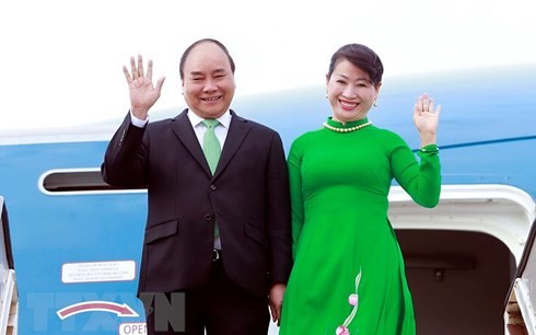 นายกรัฐมนตรีเวียดนามเยือนประเทศสิงคโปร์อย่างเป็นทางการและเข้าร่วมการประชุมผู้นอาเซียนครั้งที่32 - ảnh 1