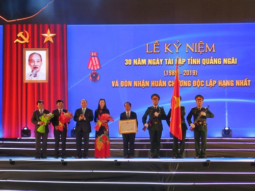 Primer ministro de Vietnam participa en acto por 30 aniversario de restablecimiento de Quang Ngai - ảnh 1