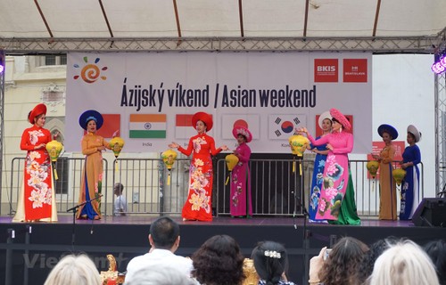 เอกลักษณ์วัฒนธรรมเวียดนามในงาน Asian Weekendปี 2019 ในประเทศสโลวาเกีย - ảnh 1