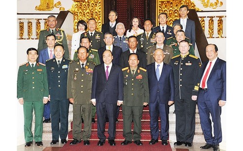 นายกรัฐมนตรีเวียดนามให้การต้อนรับผู้บริหารกองทัพประเทศต่างๆที่เข้าร่วมพิธีรำลึกครบรอบ 75 ปีวันก่อตั้งกองทัพประชาชนเวียดนาม - ảnh 1