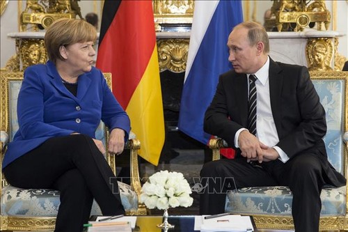 ผู้นำเยอรมนีและรัสเซียพูดคุยทางโทรศัพท์เกี่ยวกับปัญหาที่ร้อนระอุของโลก - ảnh 1