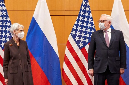 การสนทนาระหว่างสหรัฐกับรัสเซียเน้นแก้ไขปัญหาความขัดแย้ง - ảnh 1
