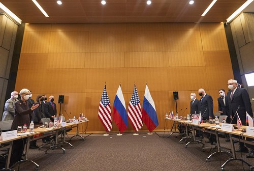 การสนทนาระหว่างสหรัฐกับรัสเซียเน้นแก้ไขปัญหาความขัดแย้ง - ảnh 2