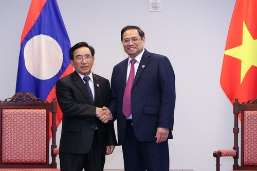 นายกรัฐมนตรี ฝามมิงชิ้งพบปะกับนายกรัฐมนตรีลาวและผู้นำอาเซียน - ảnh 1