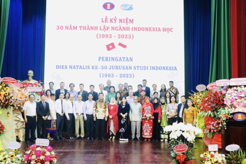 30 ปีแห่งการก่อตั้งและพัฒนาภาควิชาอินโดนีเซียศึกษาของมหาวิทยาลัยแห่งชาตินครโฮจิมินห์ - ảnh 2