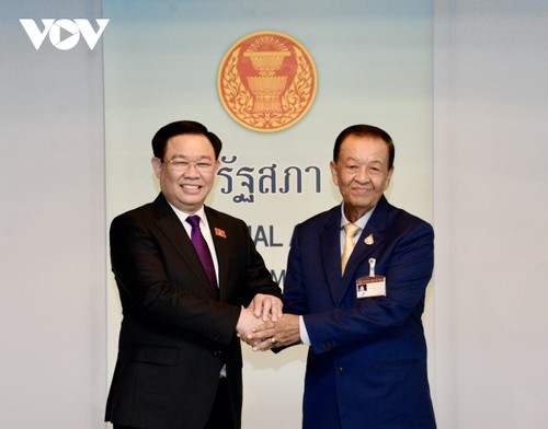 ประธานสภาแห่งชาติ เวืองดิ่งเหวะพบปะเจรจากับผู้นำรัฐสภาไทย - ảnh 1