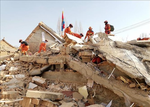 จำนวนผู้เสียชีวิตจากเหตุแผ่นดินไหวในจีนเพิ่มขึ้น - ảnh 1