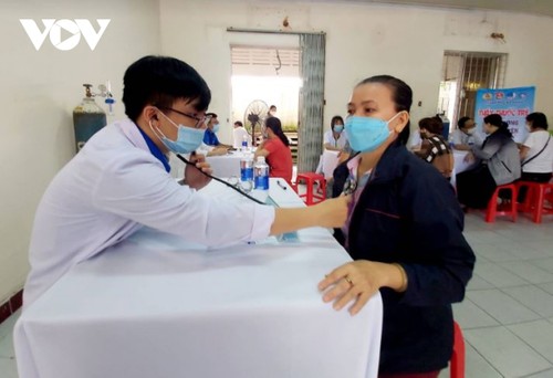 การดูแลและปกป้องสุขภาพของประชาชนเป็นประเด็นที่ได้รับความสนใจเป็นอันดับต้นๆของเวียดนาม - ảnh 1