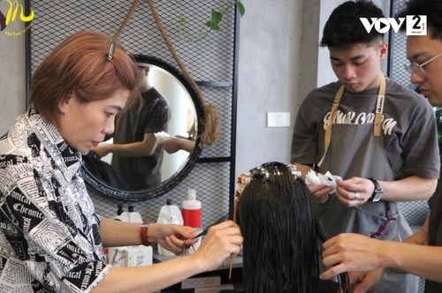 ร้าน Mai Lan Hair Salon ศูนย์สร้างโอกาสทางอาชีพให้แก่เยาวชนในพื้นที่เขตเขา - ảnh 1