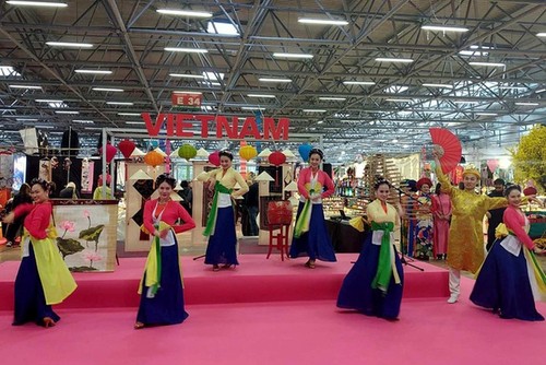 Vietnamese culture goes on display at Oriental Festival in Italy - ảnh 4