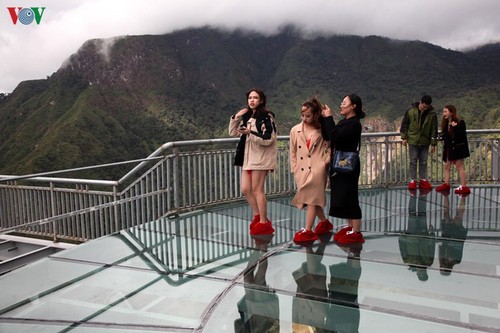 Visitors flock to Rong May Glass Bridge in Lai Chau - ảnh 13