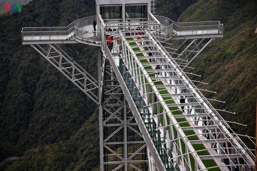 Visitors flock to Rong May Glass Bridge in Lai Chau - ảnh 2