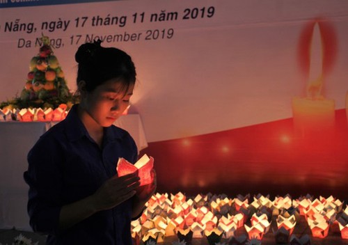 Da Nang lights up 1,000 lanterns for victims of traffic accidents - ảnh 1