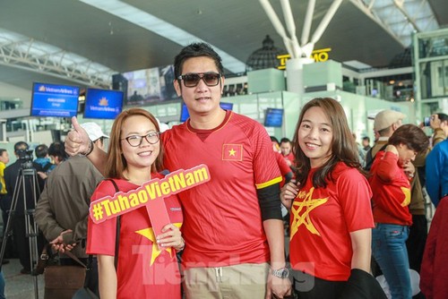 Vietnamese fans head to the Philippines ahead of men’s football final at SEA Games - ảnh 2