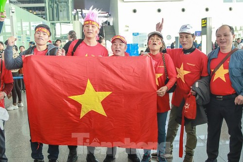 Vietnamese fans head to the Philippines ahead of men’s football final at SEA Games - ảnh 5