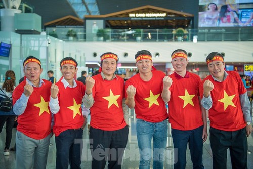 Vietnamese fans head to the Philippines ahead of men’s football final at SEA Games - ảnh 8