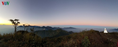 Viewing a spectacular sunset from Ky Quan San mountain - ảnh 17
