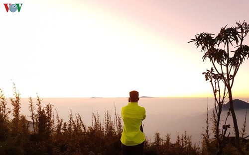 Viewing a spectacular sunset from Ky Quan San mountain - ảnh 1