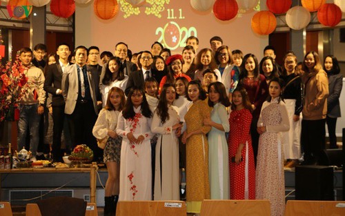 Vietnamese expats throw festive parties ahead of the Lunar New Year - ảnh 6