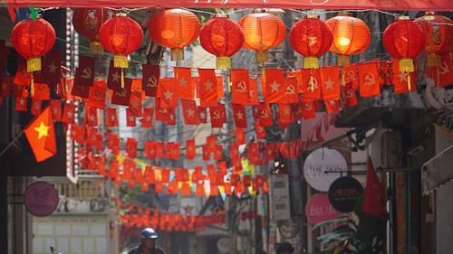 Tet decorations spring up on streets across HCM City - ảnh 11