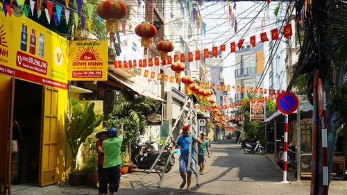 Tet decorations spring up on streets across HCM City - ảnh 12