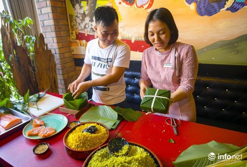 Unique Banh Chung made from salmon goes on sale ahead of Tet - ảnh 10