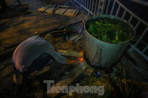 Hanoians boil Banh Chung through the night - ảnh 10