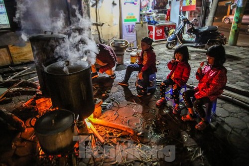 Hanoians boil Banh Chung through the night - ảnh 11