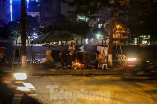 Hanoians boil Banh Chung through the night - ảnh 1