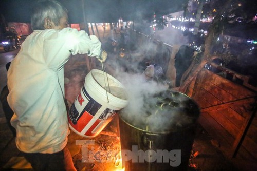 Hanoians boil Banh Chung through the night - ảnh 4