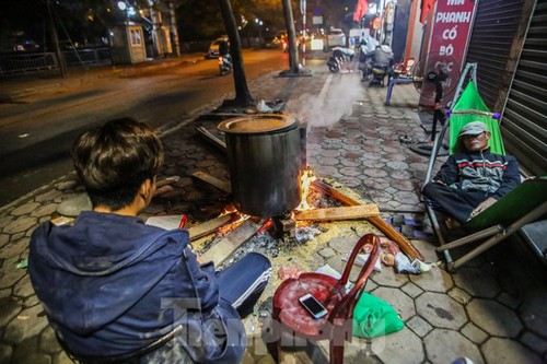 Hanoians boil Banh Chung through the night - ảnh 8
