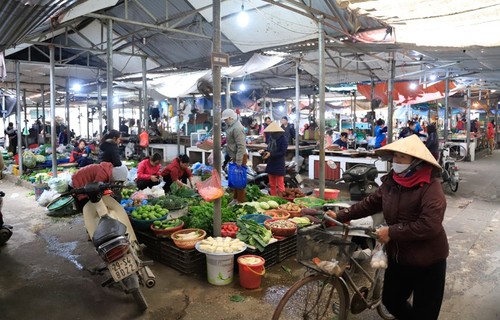 Hustle and bustle returns to Hanoi after impact of COVID-19 - ảnh 9